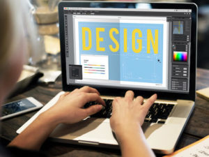 Photoshopでデザインをする子供