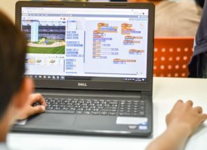 Qurioでプログラミングをする子供